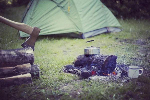 Főzés a reggeli. Főzés reggeli egy tábortűz egy nyári tábor. — Stock Fotó
