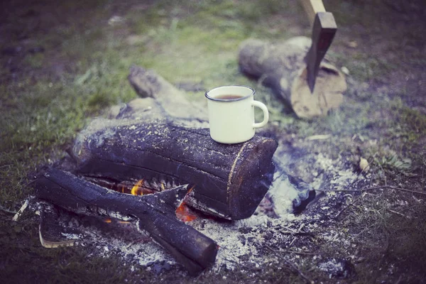 Cocinar desayuno.Cocinar el desayuno en una fogata en un campamento de verano . — Foto de Stock