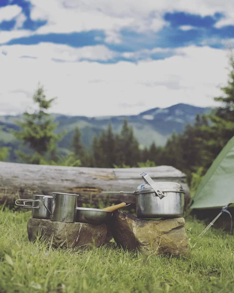 Culinária café da manhã pequeno-almoço cozinhando em uma fogueira em um acampamento de verão . — Fotografia de Stock