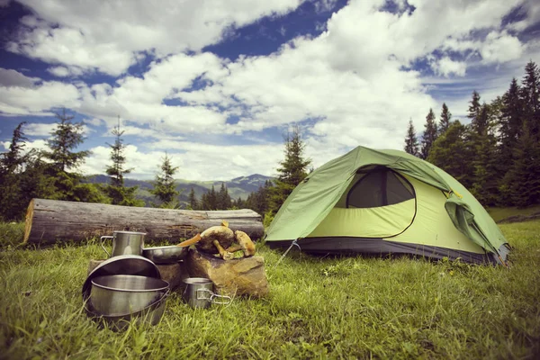 Culinária café da manhã pequeno-almoço cozinhando em uma fogueira em um acampamento de verão . — Fotografia de Stock