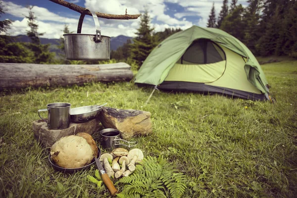 Cucinare la colazione.Cucinare la colazione in un falò in un campo estivo . — Foto Stock