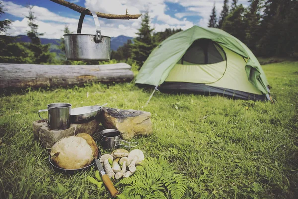 Cocinar desayuno.Cocinar el desayuno en una fogata en un campamento de verano . — Foto de Stock