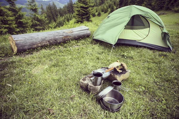 Cucinare la colazione.Cucinare la colazione in un falò in un campo estivo . — Foto Stock