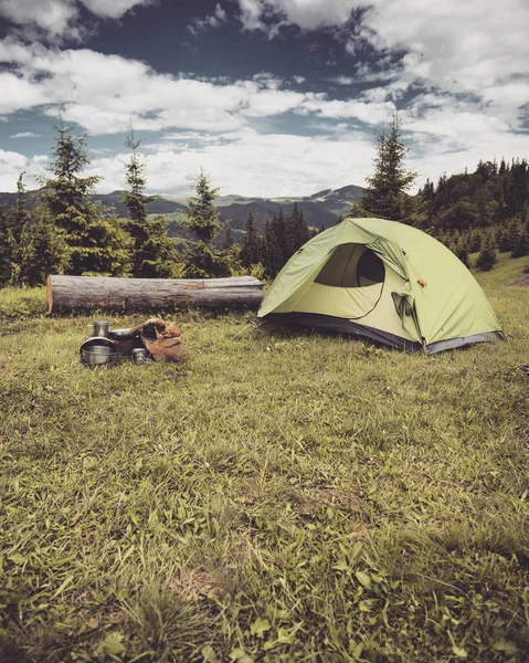 Culinária café da manhã pequeno-almoço cozinhando em uma fogueira em um acampamento de verão . — Fotografia de Stock