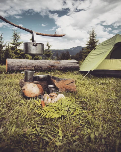 Cocinar desayuno.Cocinar el desayuno en una fogata en un campamento de verano . — Foto de Stock