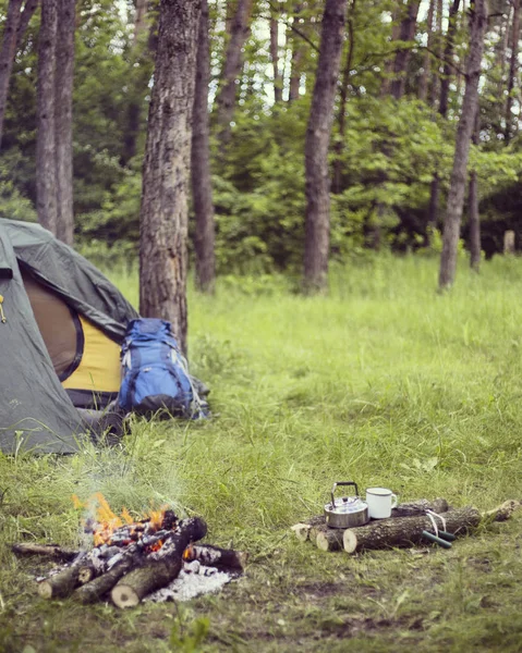 朝食を調理します。夏のキャンプのキャンプファイヤーでの朝食を調理. — ストック写真