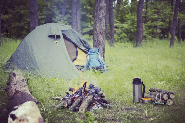 朝食を調理します。夏のキャンプのキャンプファイヤーでの朝食を調理. — ストック写真