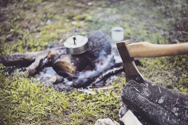 Cocinar desayuno.Cocinar el desayuno en una fogata en un campamento de verano . — Foto de Stock