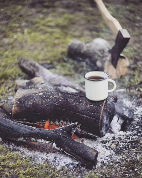 Cucinare la colazione.Cucinare la colazione in un falò in un campo estivo . — Foto Stock