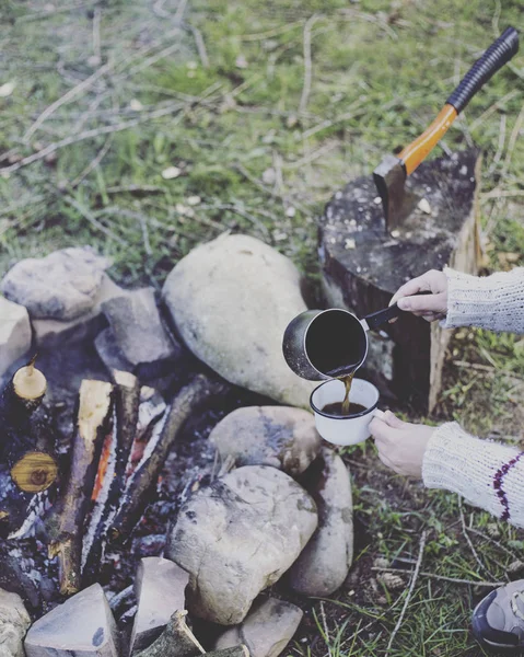 Yemek kahvaltı. Yemek kahvaltı bir yaz kampında bir kamp ateşi üzerinde.