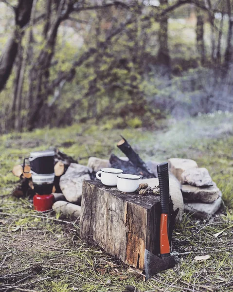 Cocinar desayuno.Cocinar el desayuno en una fogata en un campamento de verano . — Foto de Stock