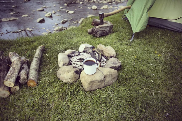Gotowania śniadanie. Gotowania śniadanie na ognisku w obozie letnim. — Zdjęcie stockowe