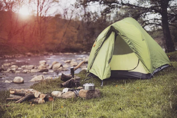 Culinária café da manhã pequeno-almoço cozinhando em uma fogueira em um acampamento de verão . — Fotografia de Stock