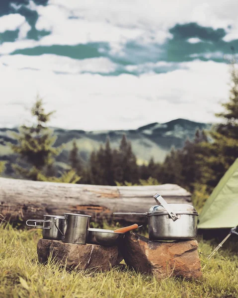 Culinária café da manhã pequeno-almoço cozinhando em uma fogueira em um acampamento de verão . — Fotografia de Stock