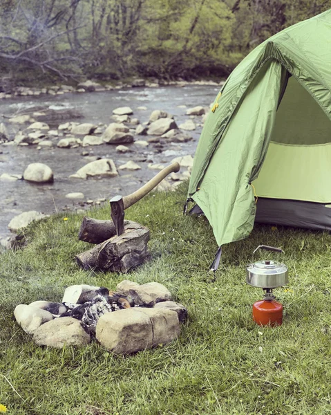 Yemek kahvaltı. Yemek kahvaltı bir yaz kampında bir kamp ateşi üzerinde.