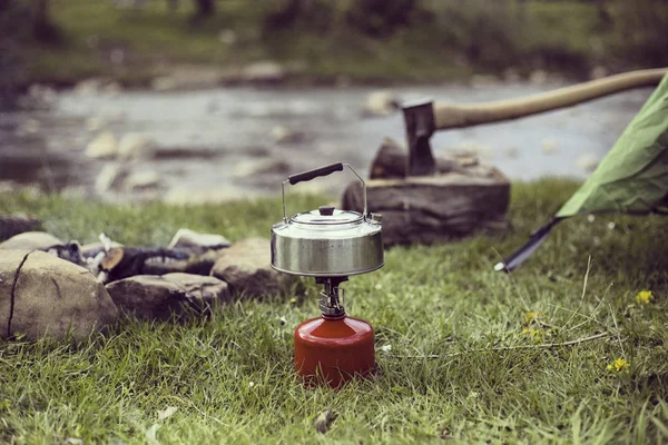 Matlagning frukost. Matlagning frukost på en lägereld på ett sommarläger. — Stockfoto