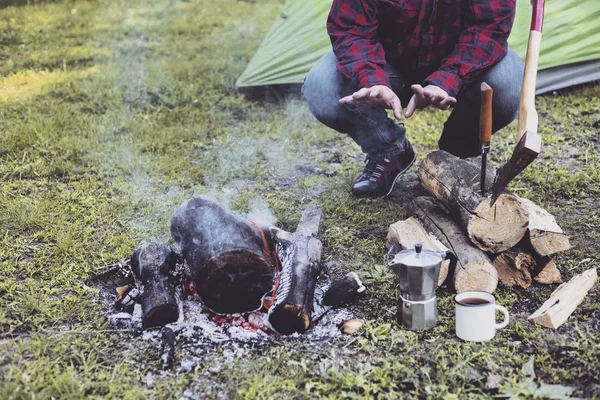 Cocinar desayuno.Cocinar el desayuno en una fogata en un campamento de verano . — Foto de Stock