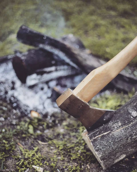 Yemek kahvaltı. Yemek kahvaltı bir yaz kampında bir kamp ateşi üzerinde.