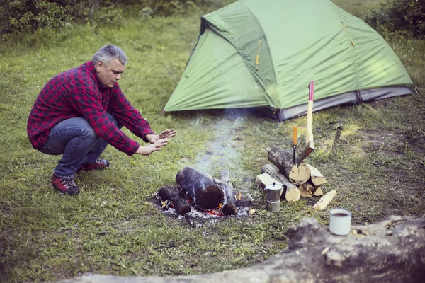Yemek kahvaltı. Yemek kahvaltı bir yaz kampında bir kamp ateşi üzerinde.