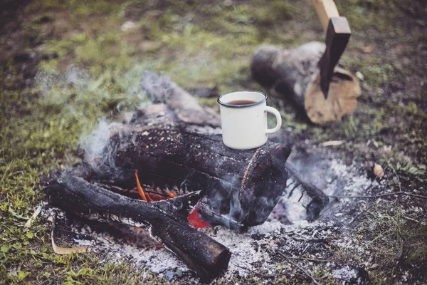 Yemek kahvaltı. Yemek kahvaltı bir yaz kampında bir kamp ateşi üzerinde.