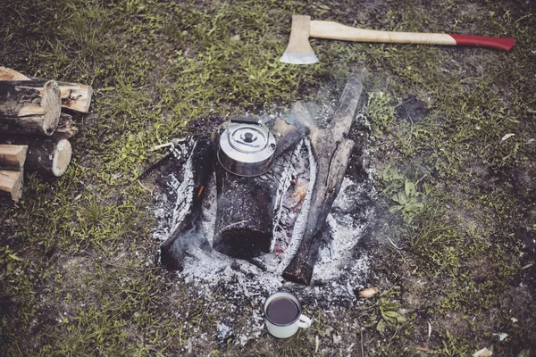 Yemek kahvaltı. Yemek kahvaltı bir yaz kampında bir kamp ateşi üzerinde.