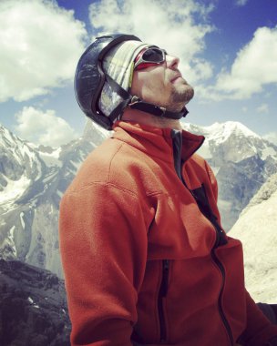 Arka planda geniş Vadisi ile kireçtaşı duvara tırmanma sallamak Climber.Young adam