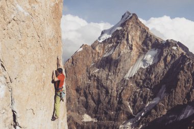 Arka planda geniş Vadisi ile kireçtaşı duvara tırmanma sallamak Climber.Young adam