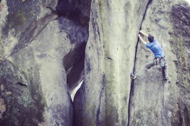 Arka planda geniş Vadisi ile kireçtaşı duvara tırmanma sallamak Climber.Young adam