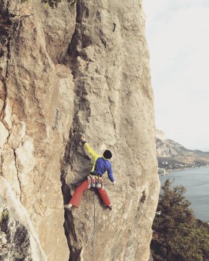 Arka planda geniş Vadisi ile kireçtaşı duvara tırmanma sallamak Climber.Young adam
