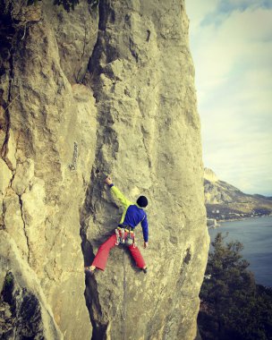 Arka planda geniş Vadisi ile kireçtaşı duvara tırmanma sallamak Climber.Young adam