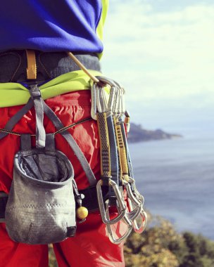 Arka planda geniş Vadisi ile kireçtaşı duvara tırmanma sallamak Climber.Young adam