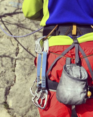 Arka planda geniş Vadisi ile kireçtaşı duvara tırmanma sallamak Climber.Young adam