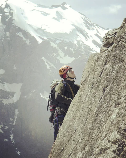 Climber.Young άνθρωπος ροκ αναρρίχηση σε έναν τοίχο ασβεστόλιθος με ευρεία κοιλάδα στο φόντο — Φωτογραφία Αρχείου