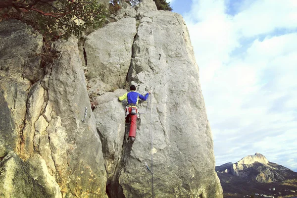 백그라운드에 넓은 골짜기와 석회암 벽에 등산 바위 Climber.Young 남자 — 스톡 사진