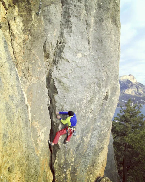 宽阔的山谷的背景与石灰石墙上爬的岩石 Climber.Young 人 — 图库照片