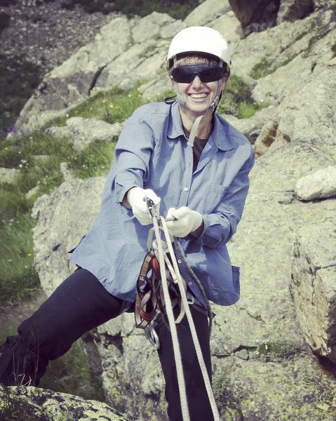 백그라운드에 넓은 골짜기와 석회암 벽에 등산 바위 Climber.Young 남자 — 스톡 사진