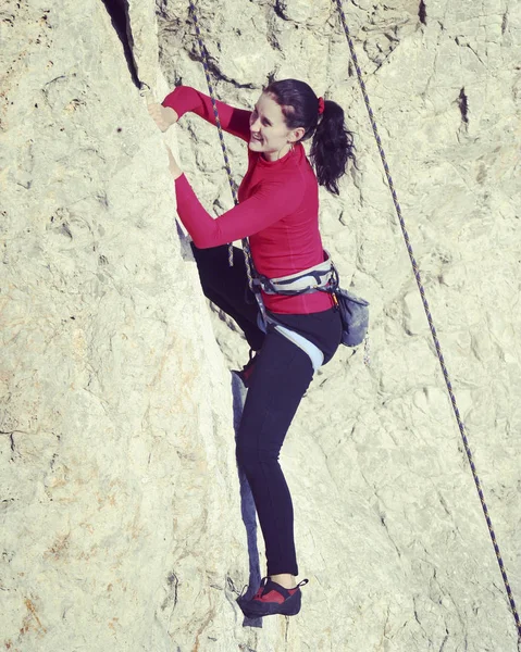 Climber.Young άνθρωπος ροκ αναρρίχηση σε έναν τοίχο ασβεστόλιθος με ευρεία κοιλάδα στο φόντο — Φωτογραφία Αρχείου