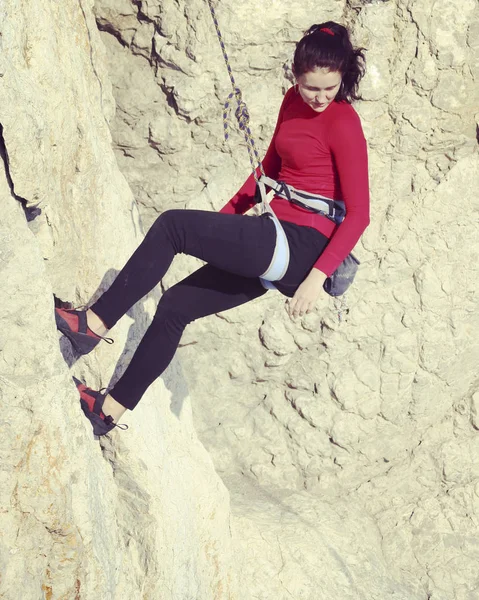 Rock Climber.Young mannen klättring på en kalksten vägg med brett dal på bakgrunden — Stockfoto