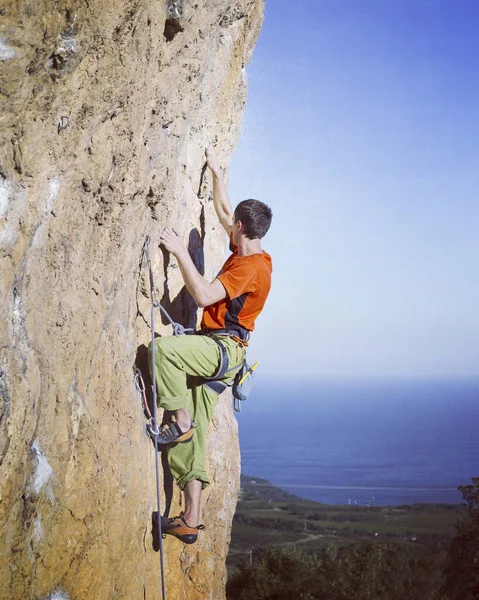 백그라운드에 넓은 골짜기와 석회암 벽에 등산 바위 Climber.Young 남자 — 스톡 사진