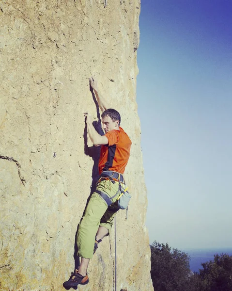 백그라운드에 넓은 골짜기와 석회암 벽에 등산 바위 Climber.Young 남자 — 스톡 사진