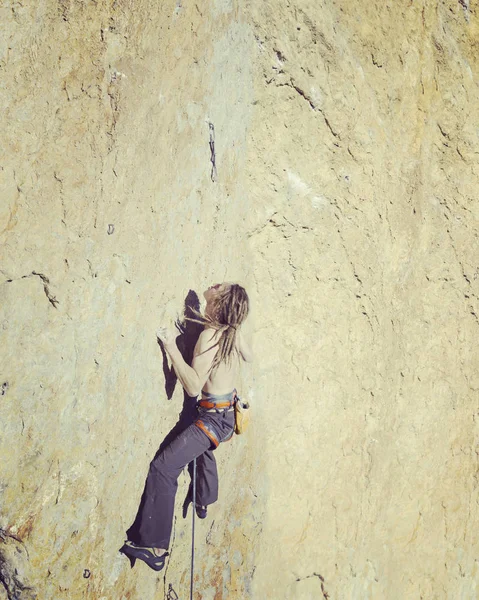 Escalada.Jovem escalando em uma parede de pedra calcária com amplo vale no fundo — Fotografia de Stock