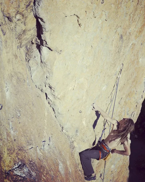 Muž Climber.Young skalní lezení na vápencové zdi s širokým údolím na pozadí — Stock fotografie