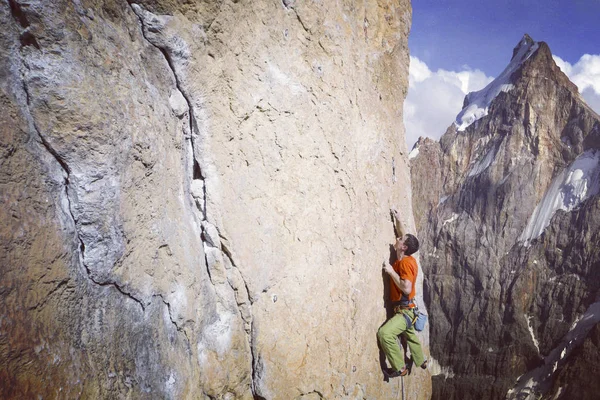 Скелястий альпініст. Молодий чоловік скелелазіння на вапняковій стіні з широкою долиною на фоні — стокове фото