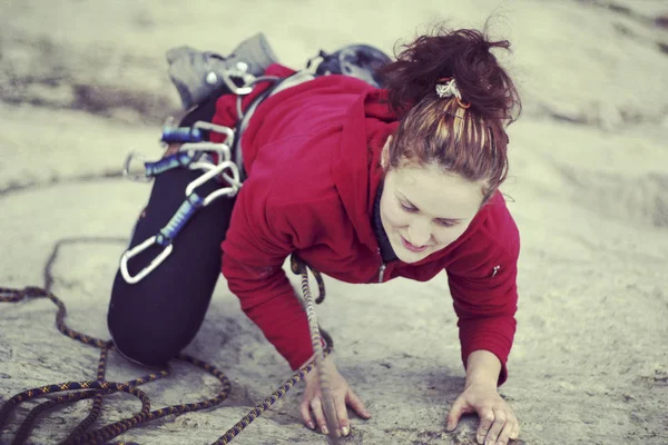 Climber.Young άνθρωπος ροκ αναρρίχηση σε έναν τοίχο ασβεστόλιθος με ευρεία κοιλάδα στο φόντο — Φωτογραφία Αρχείου