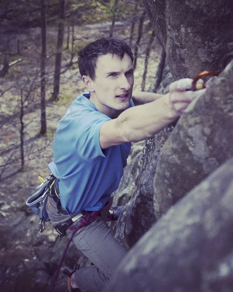 Climber.Young άνθρωπος ροκ αναρρίχηση σε έναν τοίχο ασβεστόλιθος με ευρεία κοιλάδα στο φόντο — Φωτογραφία Αρχείου
