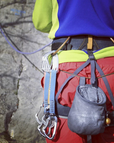 Rock Climber.Young mannen klättring på en kalksten vägg med brett dal på bakgrunden — Stockfoto