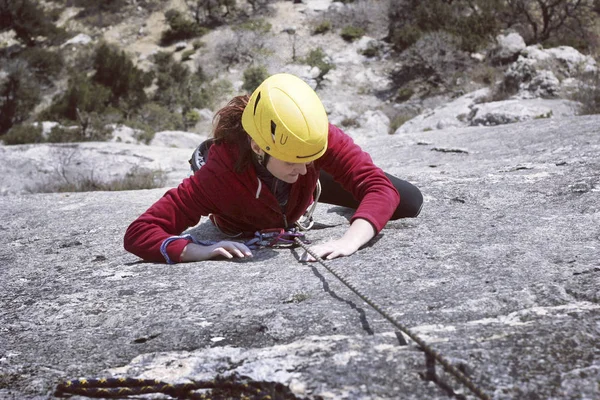 Escalada.Jovem escalando em uma parede de pedra calcária com amplo vale no fundo — Fotografia de Stock