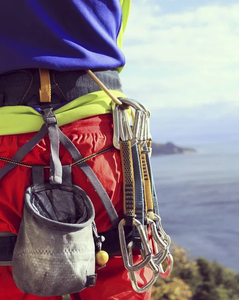 Muž Climber.Young skalní lezení na vápencové zdi s širokým údolím na pozadí — Stock fotografie