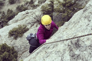 Arka planda geniş Vadisi ile kireçtaşı duvara tırmanma sallamak Climber.Young adam