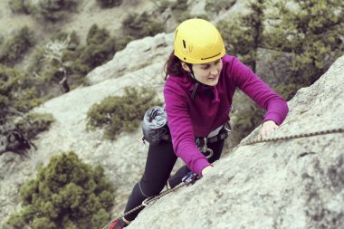 Arka planda geniş Vadisi ile kireçtaşı duvara tırmanma sallamak Climber.Young adam